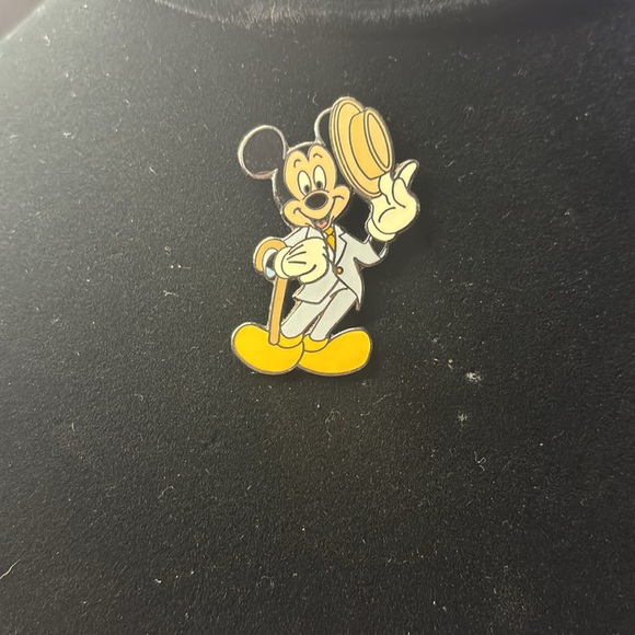 Springtime Straw Hat Mickey
Mickey Mouse Trading Pin - Picture 2 of 5